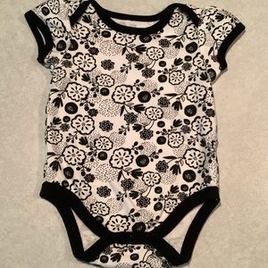 🤑Baby Gear floral onesie. Size 6-9M